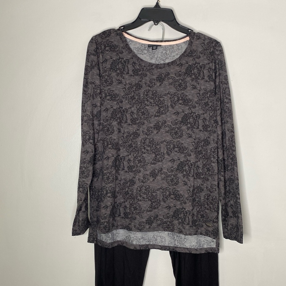 Tahari Pajamas Set